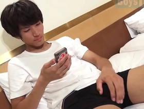 铃木袜子是一名肌肉发达的日本运动员，他以令人印象深刻的捐赠来沉迷于旅馆房间 korean bj delighted porn