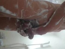 同性恋爸爸在淋浴室得到肥皂打手枪 hot neighbour gay porn