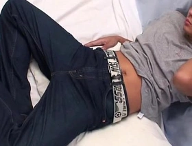 年轻的泰国twink在独奏视频中享受着自己的乐趣 chinese japanese gay porn
