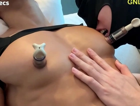 两个家伙愉快一个肌肉发达的亚洲男人的乳头 hot asia gay porn