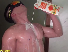 亚洲健身模型沉迷于淋浴期间的肌肉崇拜 chinese old young gay porn