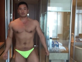 亚洲男性模特托尼（Tony）在一个独奏会议上感到愉悦 hot gay porn.