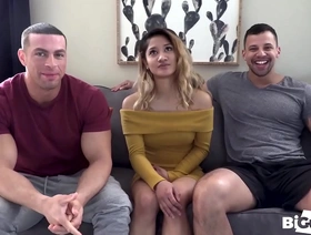 在面部狂热中，两个肌肉的乔克占据了一个小的亚洲男孩 japan gay group porn