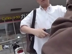 日本同性恋男孩Yoshikazu Iwama在同性恋手淫的热闹之战中与白色的AIUE700相提并论。 korean gay porn muscle