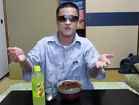 Junpei是一个日本同性恋男孩，在此视频中准备并吃了猪肉饼咖喱 korean bubble butt gay porn