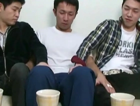 看一个年轻的亚洲男人，淋浴中有一只大公鸡 myanmar gay twitter porn