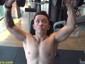 亚洲大块头为肌肉弯曲准备乳头崇拜 japan gay porn group