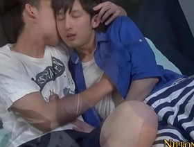 日本男孩得到打手枪和射精 gay hot couple porn