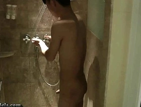 年轻的亚洲男人有大阴茎自慰和淋浴 gay coitus taiwan porn