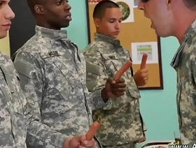 越南同性恋青少年与赤裸裸的军人共同性爱 sex gay porn asia