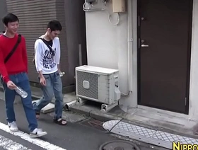 年轻的亚洲小伙子骑在高清的阴茎 black gay porn hot