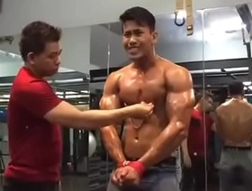 亚洲同性恋健身房奴隶和敏感的乳头 gay porn chinese bodybuilder