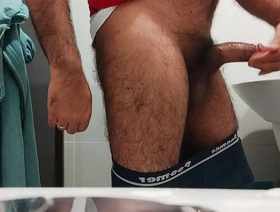 毛茸茸的亚洲家伙在镜头上射精 thailand merry porn sex