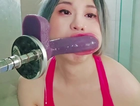 同性恋业余的第一次独奏在性爱机器上 gay hot porn big dick