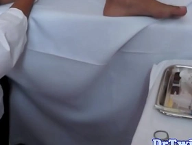 穿着制服的年轻亚洲医生给患者灌肠 hot sensual joyous porn