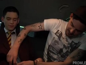 年轻的Twink被大型骑行的同性恋者组合 gay porn videos thailand