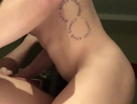 亚洲大块路易斯在同性恋视频中炫耀他的肌肉体质 hot indian twink gay porn