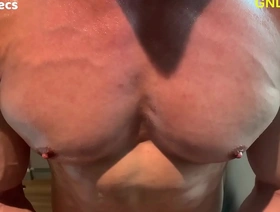 亚洲健身爱好者展示了他的凿子体格和乳头敏感性 gay japan wrestling porn