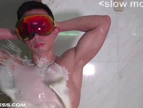 观看我炫耀肌肉并在此热门视频中与乳头一起玩的时候！ chinese interracial gay porn