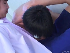 未切割的公鸡和同性恋阵雨：一个淫的亚洲裸露视频 desi gay porn hot