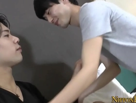 一个日本人的twink经历了强烈的rimjob，然后才被大力穿透。 trainer japan careless porn