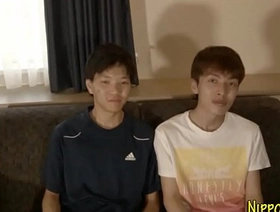 年轻的亚洲男人在真正的相遇中给口头和打手枪 hot gay porn studs