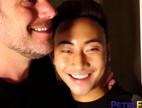 杰里米·威登（Jeremy Vuitton）的亚洲血统与汉斯·柏林（Hans Berlin）在原始性爱场景中强调 uncaring hot knead porn