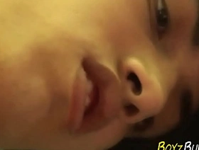 年轻的男同性恋者在户外bukkake场景中接受口腔和肛交 gay porn massage chinese