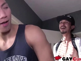 一个瘦弱的亚洲男人迅速给纹身的大公鸡带来了深度的口交 neo active japan gay porn