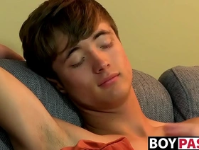 纹身Twink喜欢朋友的鞍肛门 gay hot porn india