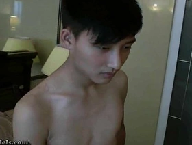 年轻的亚洲男人在小组手淫后清理 hot asian solo gay porn