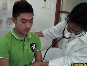 亚洲Twink对性的胃口无处不在，导致与他诱人的医生相遇 gay hot porn gif
