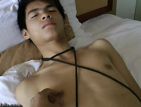 束缚中的同性恋亚洲男孩表演打手枪 chinese speed a plant spy gay porn