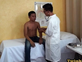 年轻的亚洲男人接受肛门检查，并由医生指责 chinese live gay porn