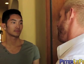 英俊的乔克以强烈的方式穿透了有吸引力的亚洲男孩 white korean gay porn