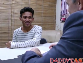 亚洲青少年喜欢与他经验丰富的同性恋伴侣的臀部与性玩具取悦 japan gay porn gif