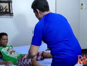 老年人在储藏室被苗条的亚洲同性恋马尔康诱惑 hot pinoy teen gay porn