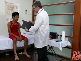 同性恋医生用他的阴茎评估twink的臀部 singaporean gay porn