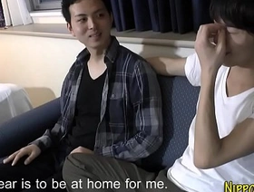 年轻的日本男子在相机上达到高潮 gay asian massage video porn