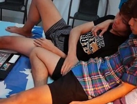 年轻的亚洲男人因观看同性恋色情而引起了人们的欢迎 hot gay porn public