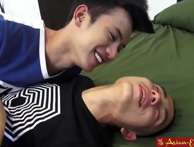 Moss和Taeh的热气亚洲Twink肛门冒险 chinese gay porn hd