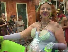 毛茸茸的公鸡得到一个粗糙的口交和射液 gay knead hot porn