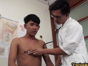 亚洲医学专业人员检查了在医院环境中的年轻人的后端 japan gay porn train