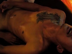 年轻的同性恋twinks沉迷于原始性爱和水玩耍 jubilant porn japan fat dick