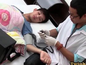 亚洲Twink的医学检查变成了赤裸裸的裸露 well-pleased korean daddy porn