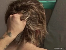 两个细长的年轻人进行了无保护的性交，其中一个人的阴茎未割礼。 hot asian happy-go-lucky massage porn