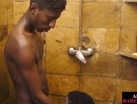 年轻的非洲男子在淋浴之前进行口交，然后再进行不受保护的性交 japan handsome gay porn