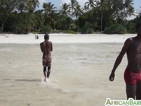 年轻的黑人夫妇从事亲密的淋浴和口交 chinese blowjob gay porn