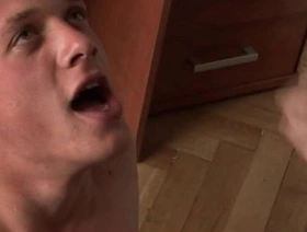 年轻而有吸引力的男同性恋者接受口头愉悦 hairy japan gay porn