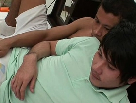 同性恋twink被敲打并在热视频中打击 vietnam handsome gay porn